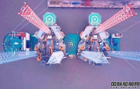 振华海服新建5万吨半潜船“振华33”轮首秀