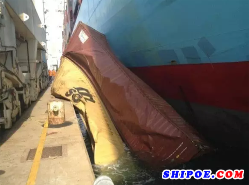 马士基大型集装箱船在码头发生重箱坍塌事件