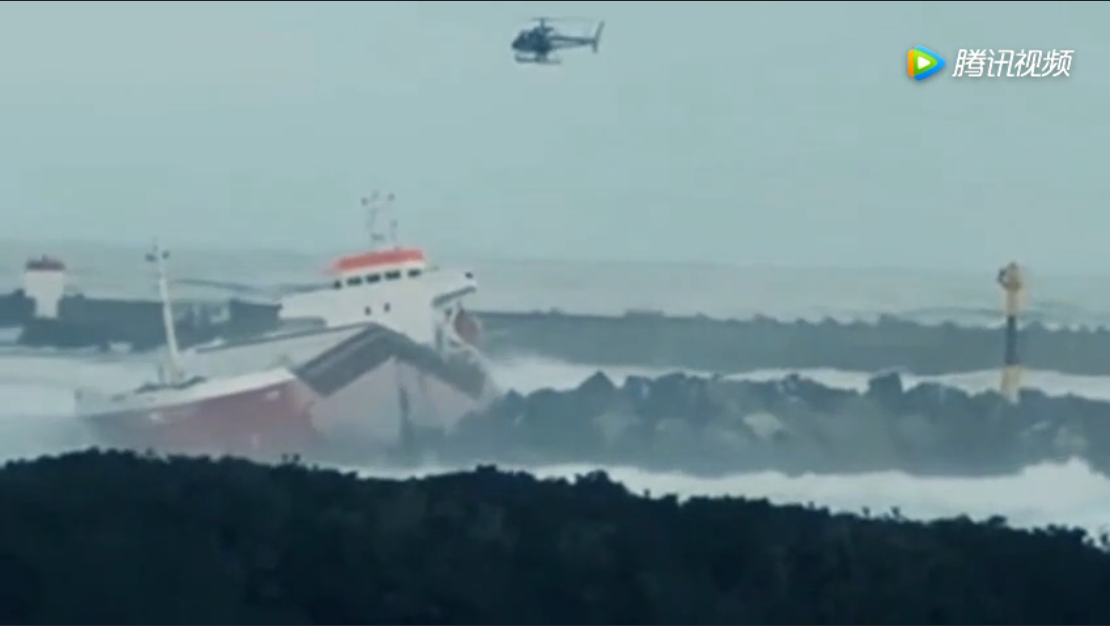 大自然的恐怖威力 轮船被礁石拦腰截断【视频】