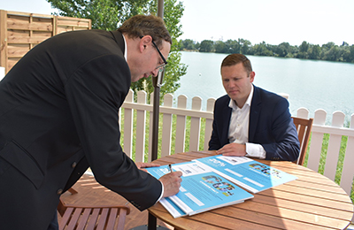 Maersk Line and JF Hillebrand partner for sustainable growth by signing the Carbon Pact