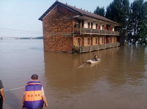 桃源海事紧急出动解救被洪水围困老人