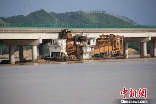 广西梧州挖沙船冲撞大桥 官方紧急拖离遇险船只