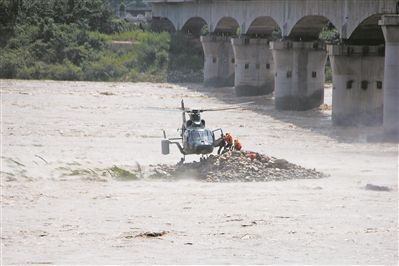 我军直升机艺高人胆大：悬停救援洪水围困群众
