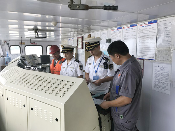 泸州海事局持续加强到港危险品船舶安全检查