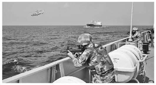 海军护航编队开展反“海盗”和武力营救演练