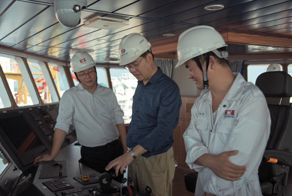 上海打捞局领导赴一线船舶调研工作并慰问船员