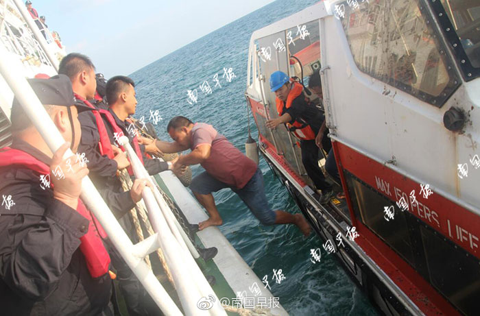 防城港：木船海中倾覆 八名船员落水