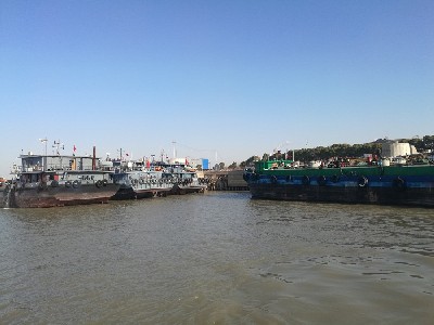 泰州海事局滨江处积极驱离非法靠泊船舶