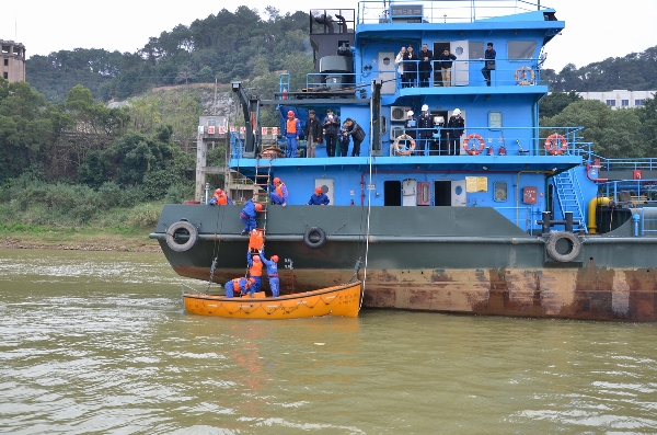 梧州海事局指导油船开展春运前综合应急演习