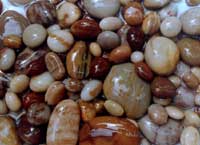 月牙湾海边美丽的卵石