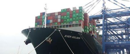 全球最大集装箱船靠泊南沙