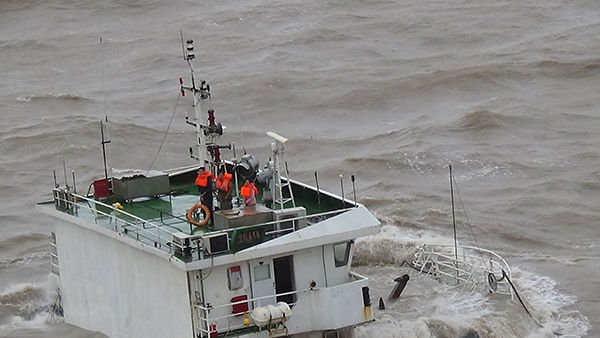 东海救助局船机联动 一昼夜4次抢险连救5人