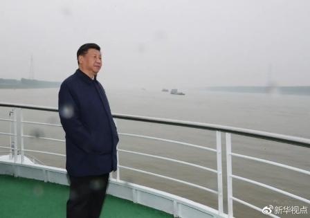 习近平乘船考察长江观看三峡升船机运行