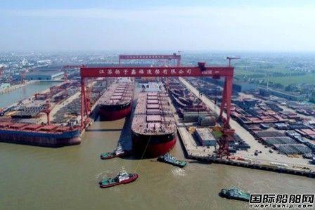 扬子江船业第二批次两艘40万吨矿砂船出坞