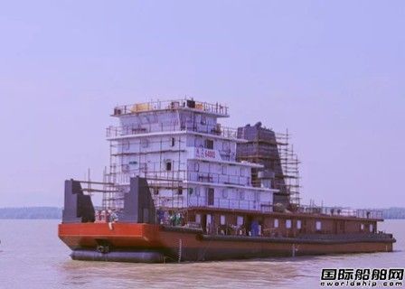紫金山船厂“长江64001” 轮顺利下水