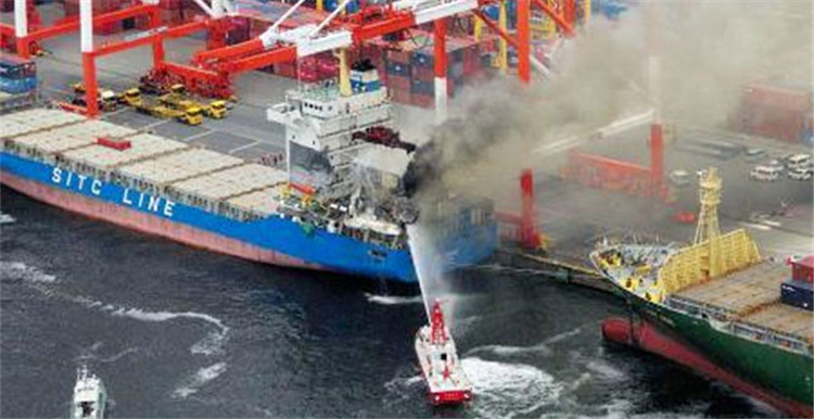 突发！两艘大型集装箱船在日本海域相撞