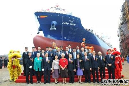 扬子江船业为宏海箱运首制1668TEU集装箱船命名