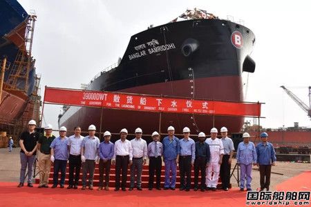 新扬子造船一艘39000吨散货船下水
