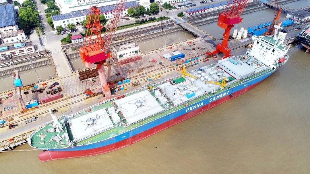 上海中远海运重工成功交付大型水泥自卸改装船