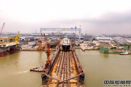 广东中远海运重工首制1750TEU集装箱船下水