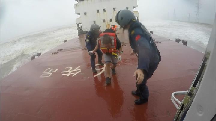 超强台风来袭 飞行队汕头外海救回9名遇险船员