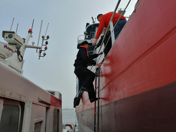武汉青山海事着眼现场为危险品运输船舶送安全祝福