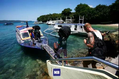 菲律宾旅游船遭撞击倾覆 12名中国游客受轻伤