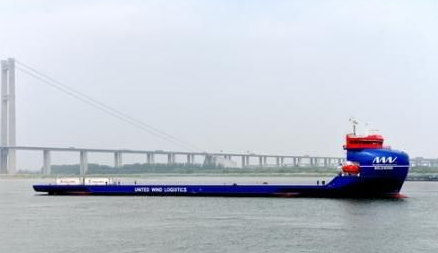 镇江船厂首制万吨级全电力推进甲板运输船出厂启航