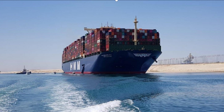 Look, 王者来了！HMM全球最大集装箱船过境苏伊士运河, 小船前拥后簇 ...