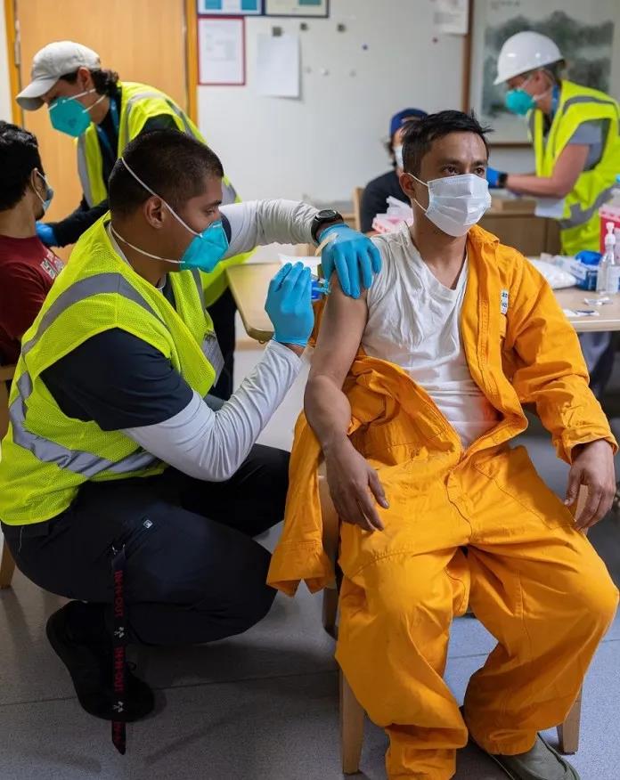 长滩港为到访的外籍船员接种疫苗