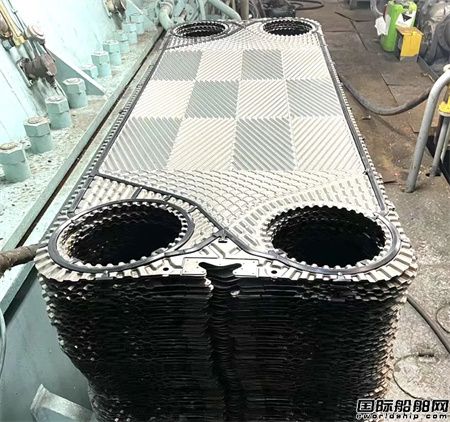 不可能变可能！上海中远海运重工完成老龄船板式冷却器修理