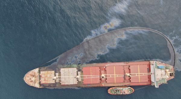 散货船撞LNG船后续：船体断裂、漏油，船长疑似被捕，港口运营暂停……