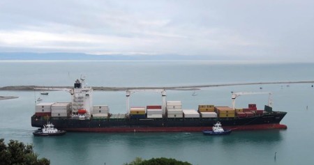 地中海航运一艘集装箱船突发意外一名船员死亡
