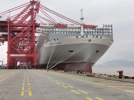 厉害！两艘中国造全球最大集装箱船同日齐聚洋山港