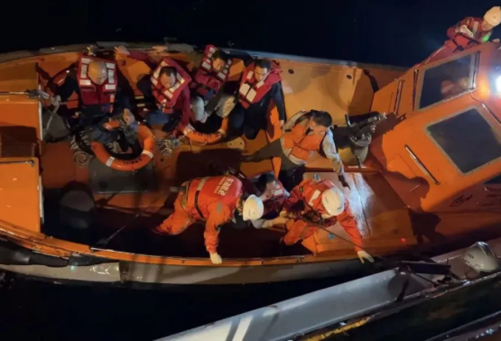 紧急救援！一砂石船进水倾覆，13名遇险船员已全部获救