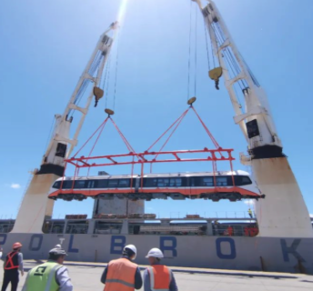 中波轮船护送中国首次出口阿根廷新能源轻轨列车抵达