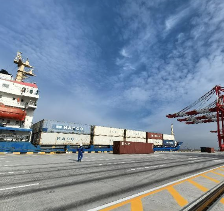 上港集团新自动化码头试靠首艘集装箱船