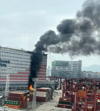 香港葵涌货柜码头起火，浓烟席卷半空