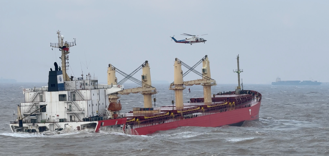 长江口外海域两船相撞 21名船员均被救脱险