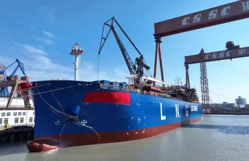全球首款！沪东中华建造江海直达型LNG加注运输船出坞
