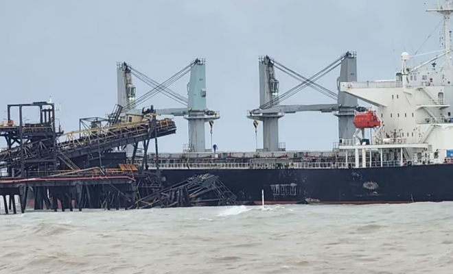 飓风肆虐致散货船猛烈撞击码头，全球锰矿巨头被迫暂停运营！