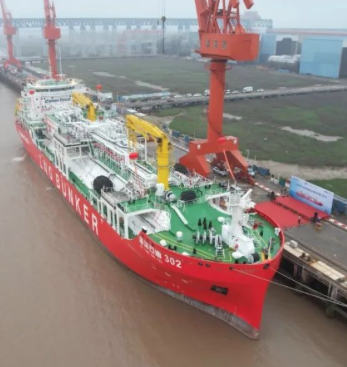 我国首艘江海全域LNG运输加注船交付