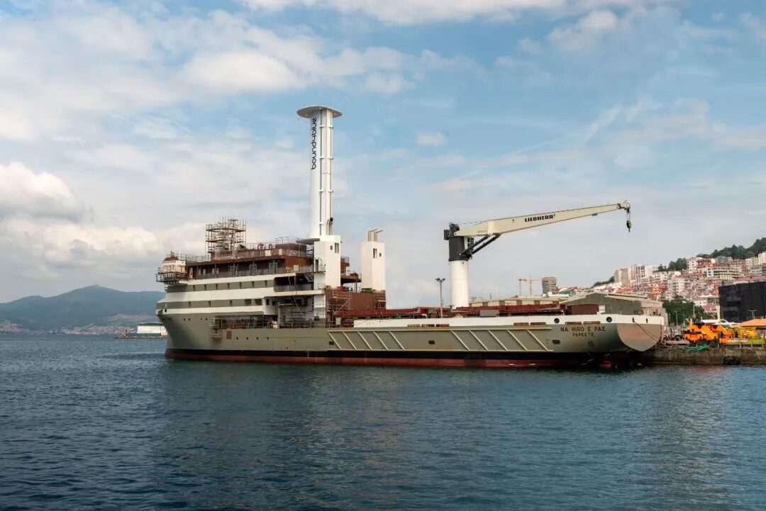 World's first multipurpose cargo ship fitted with 22-meter 'suction sail'!