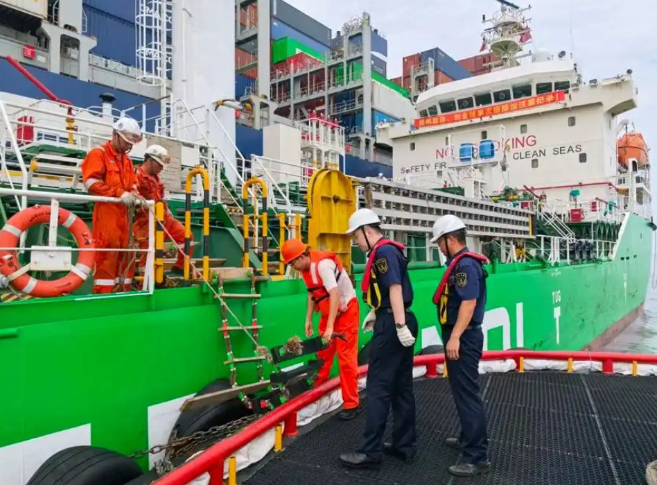 国内首次！上海港完成LNG、绿色甲醇双船同步加注作业