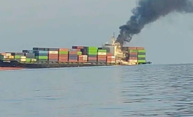一艘货轮在霍尔木兹海峡触雷沉没