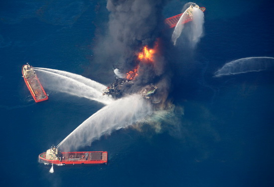 美国海上钻井平台爆炸11人失踪