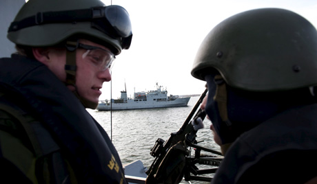 欧盟延长一年打击海盗的军事行动（图）