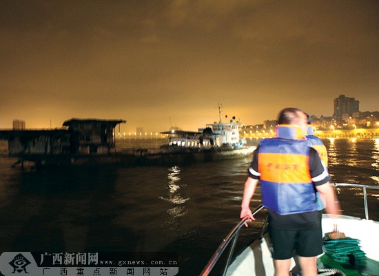 柳州海事局凌晨截下“幽灵船”（图）