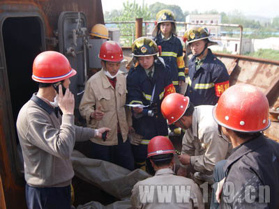 江燕造船厂发生爆炸 鄂州消防冒险搜救