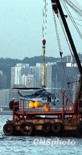 因故障坠落香港直升机残骸打捞出海（图）